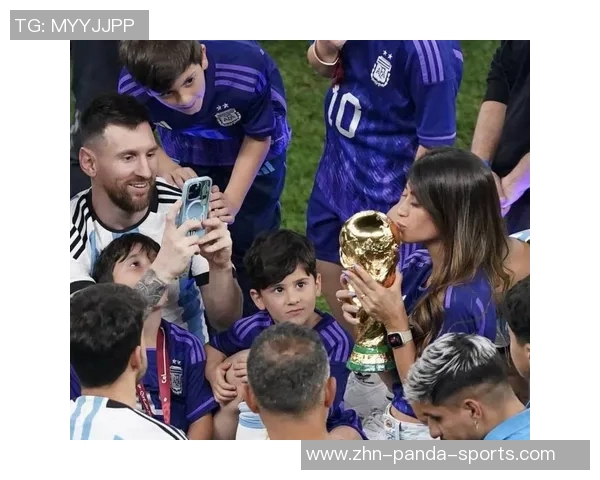 模特与梅西夫妇同框合影安东内拉T恤印梅西亲吻大力神杯瞬间